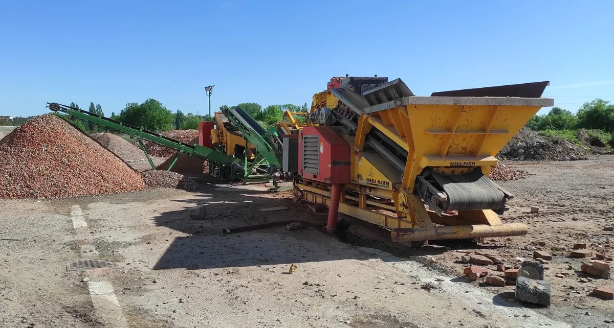 TIS Recyklace — Recyklační linka a haldy frakcí